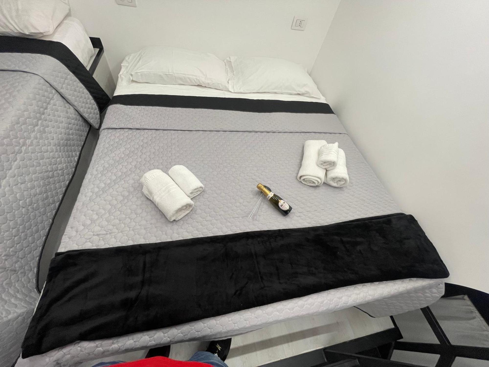 Hotel Lux House Naples Airport Esterno foto