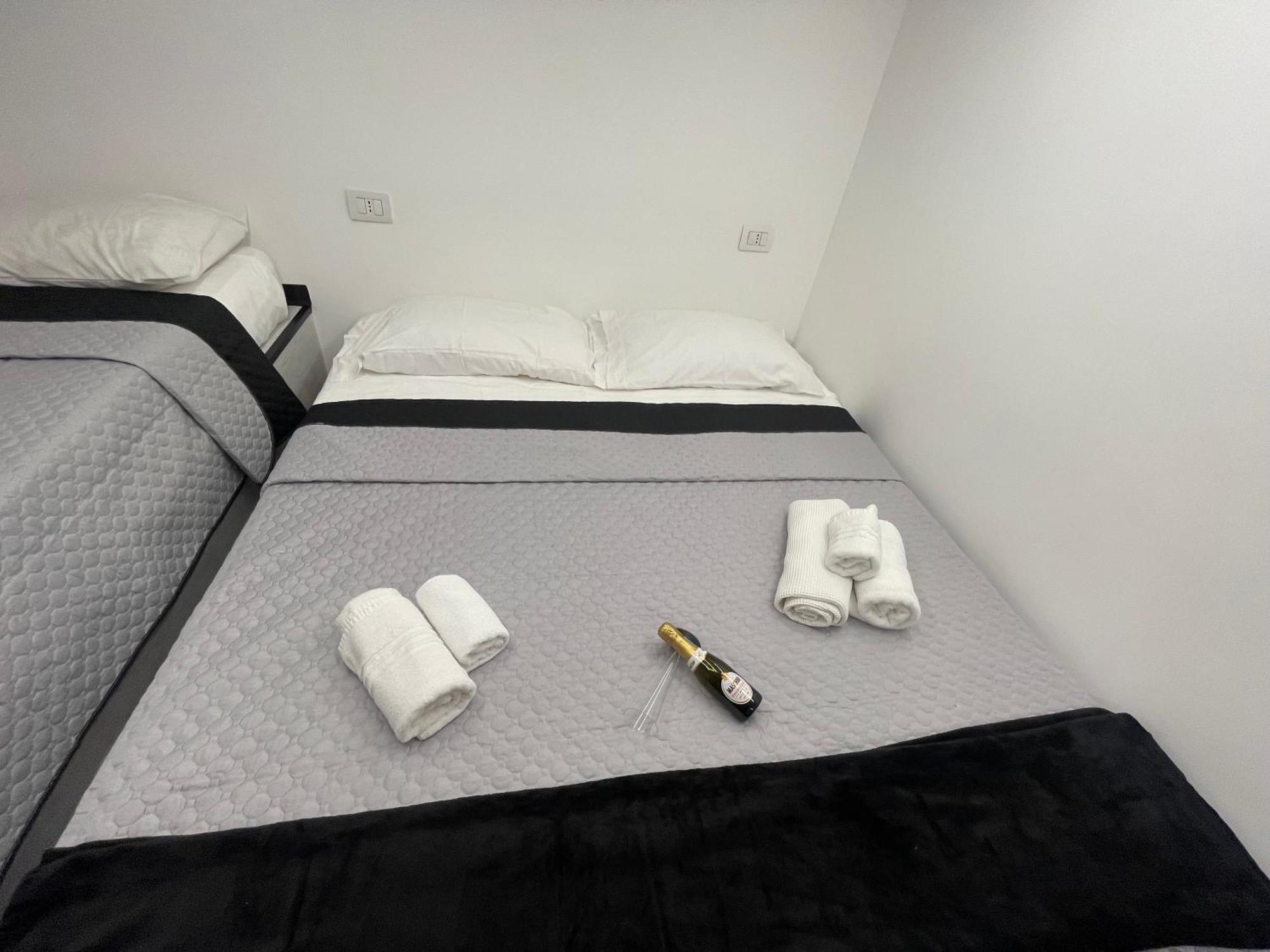 Hotel Lux House Naples Airport Esterno foto