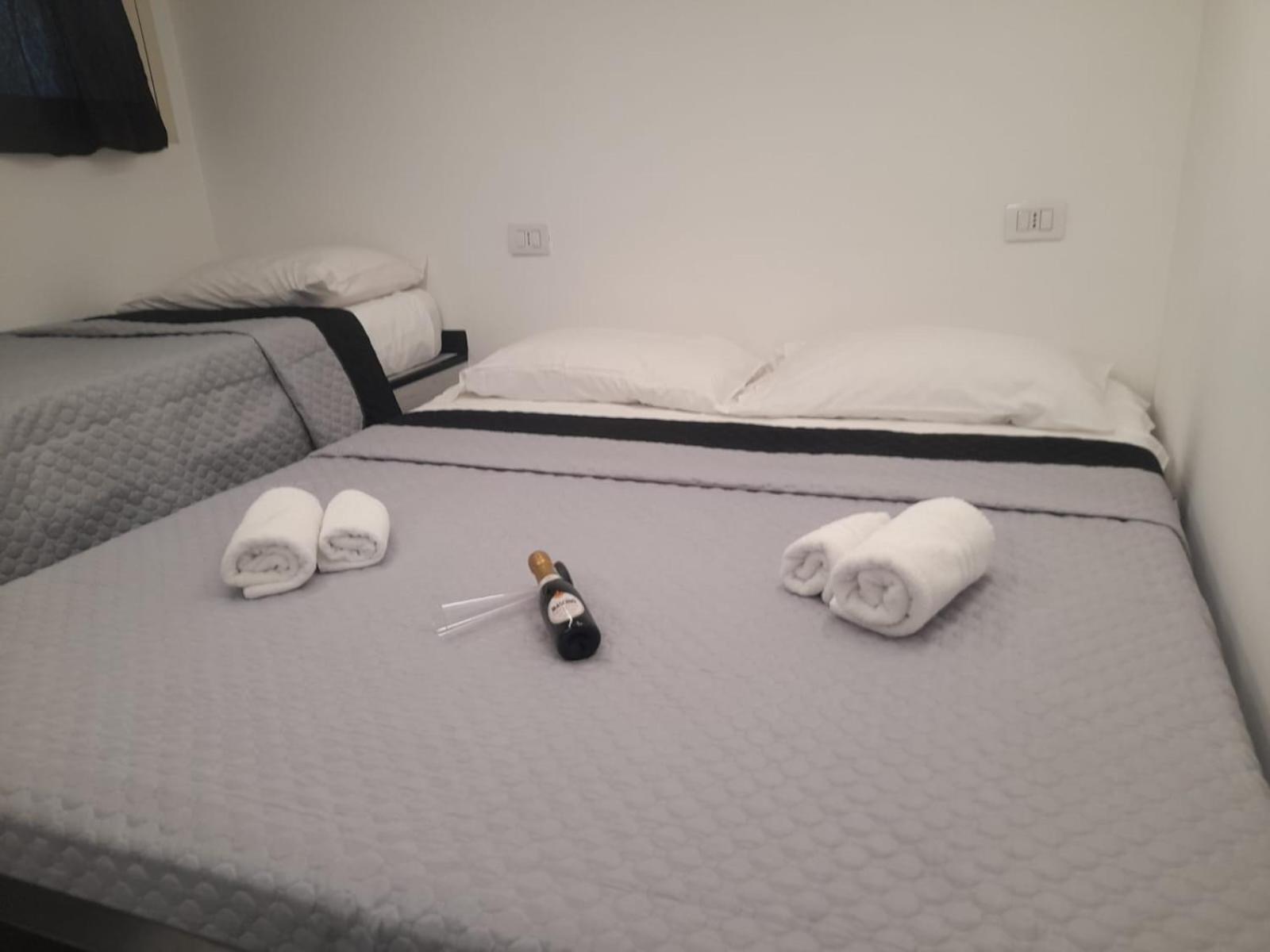 Hotel Lux House Naples Airport Esterno foto