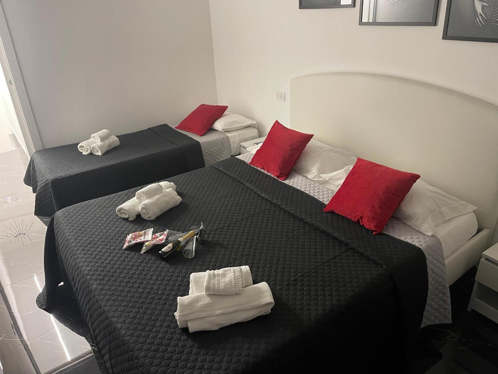 Hotel Lux House Naples Airport Esterno foto